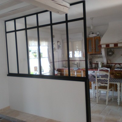 Un parois vitrée style atelier qui sépare la cuisine de la salle à mangé (cliquez  pour voir les autres)
